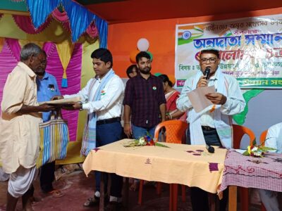 Distribution of spades, napkins, food etc. among 100 farmers to show our respect on the occasion of Independence Day.