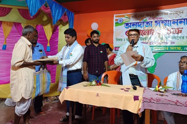 Distribution of spades, napkins, food etc. among 100 farmers to show our respect on the occasion of Independence Day.